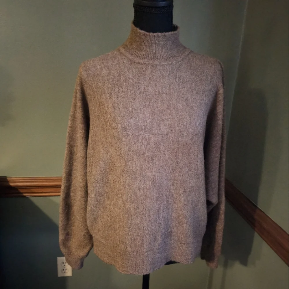 Sweater - Picture 1 of 2